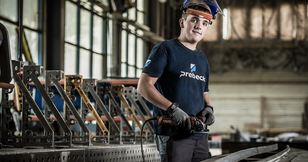 Auszubildender Metallbauer der Stahlbaufirma prebeck in Bayern