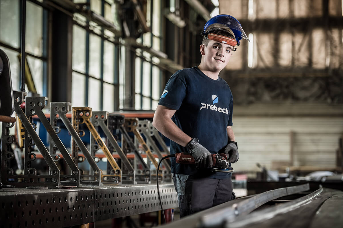 Auszubildender Metallbauer der Stahlbaufirma prebeck in Bayern